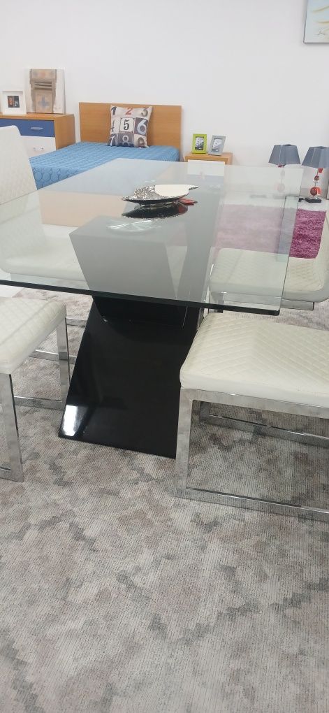 Mesa com 4 cadeiras