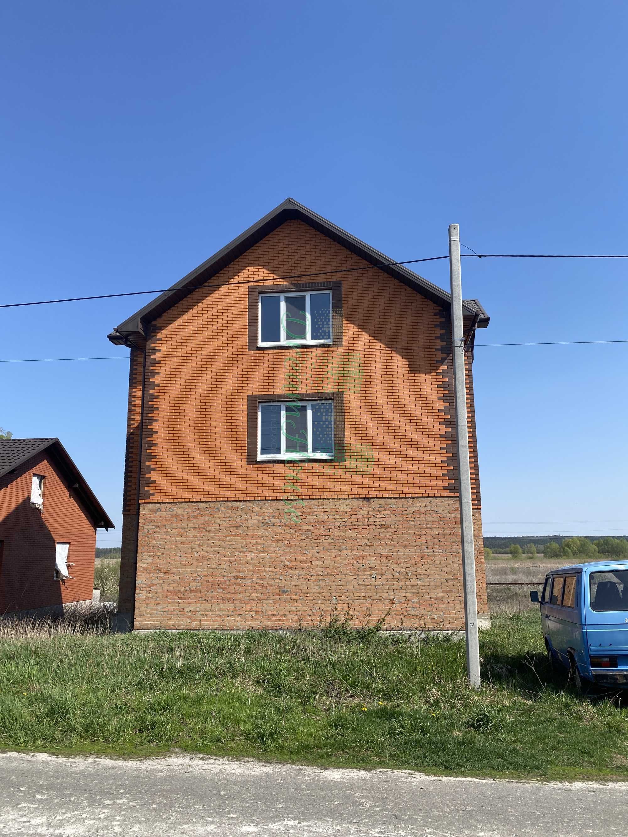 Трьохповерховий будинок в тихому районі Гостомеля