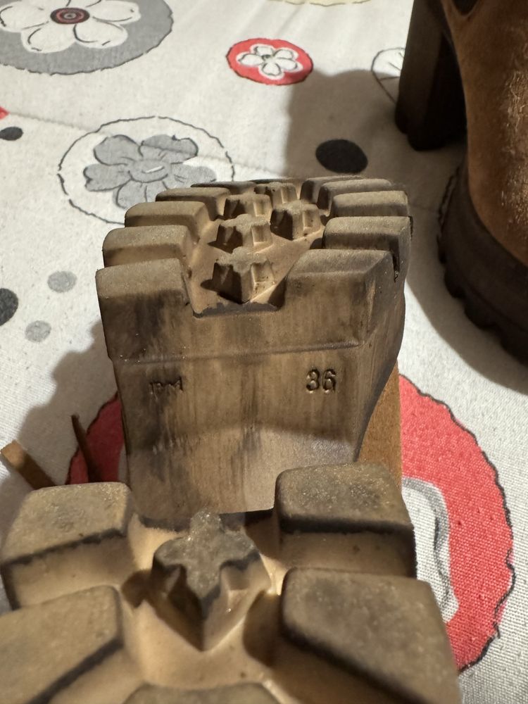 Botas castanhas salto alto