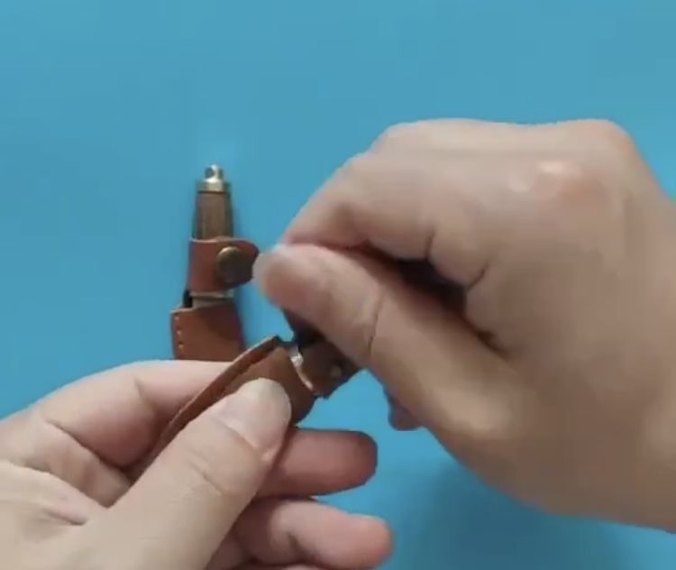 Мініатюрний латунний ніж для ключів