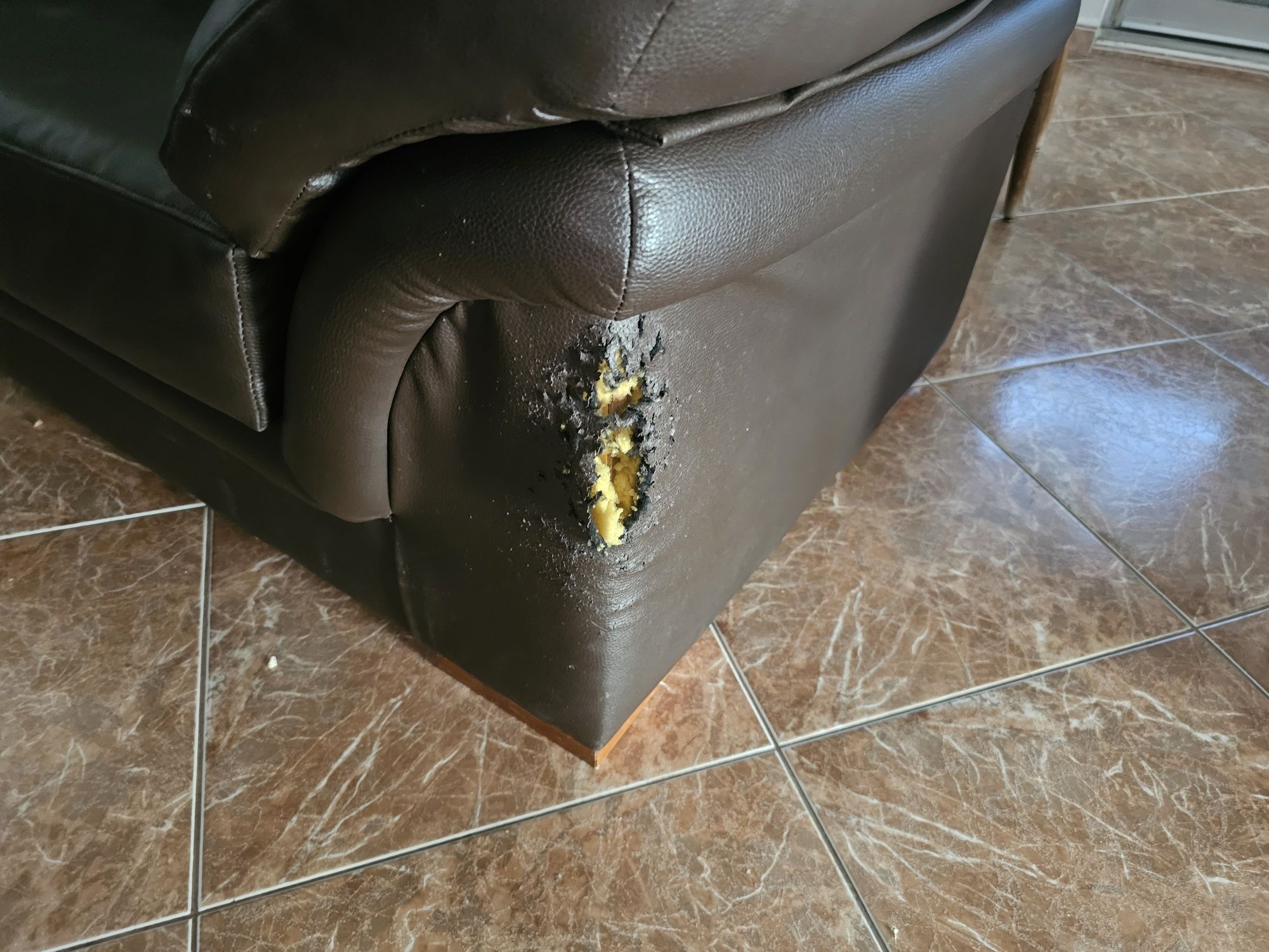 2 sofas castanhos 1 de 2 lugares e 1 de 3 lugares