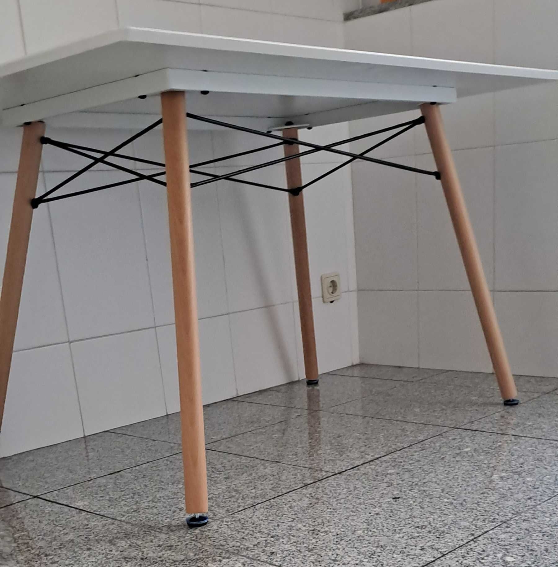 Mesa de cozinha branca praticamente nova