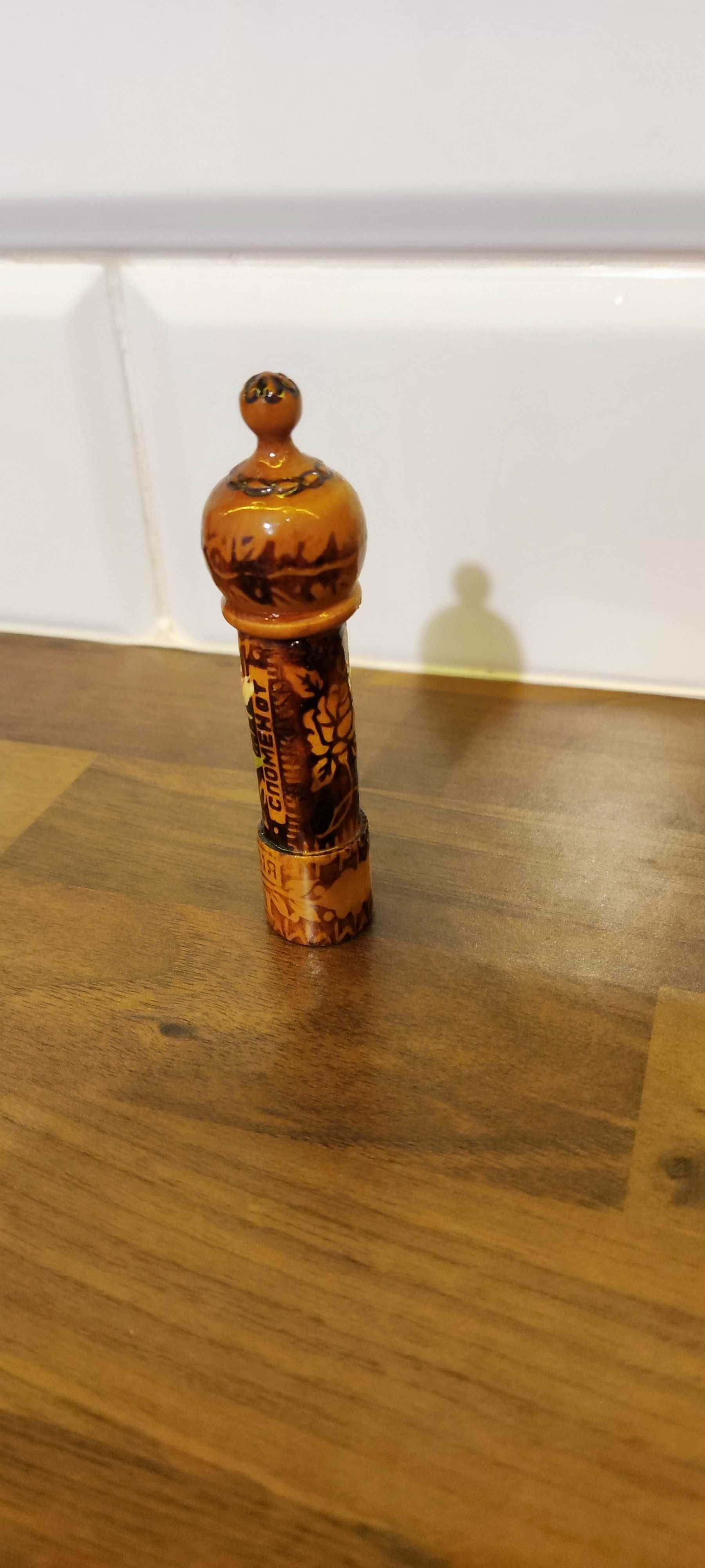 Drewniany pojemniczek na perfumy, pamiątka z PRL