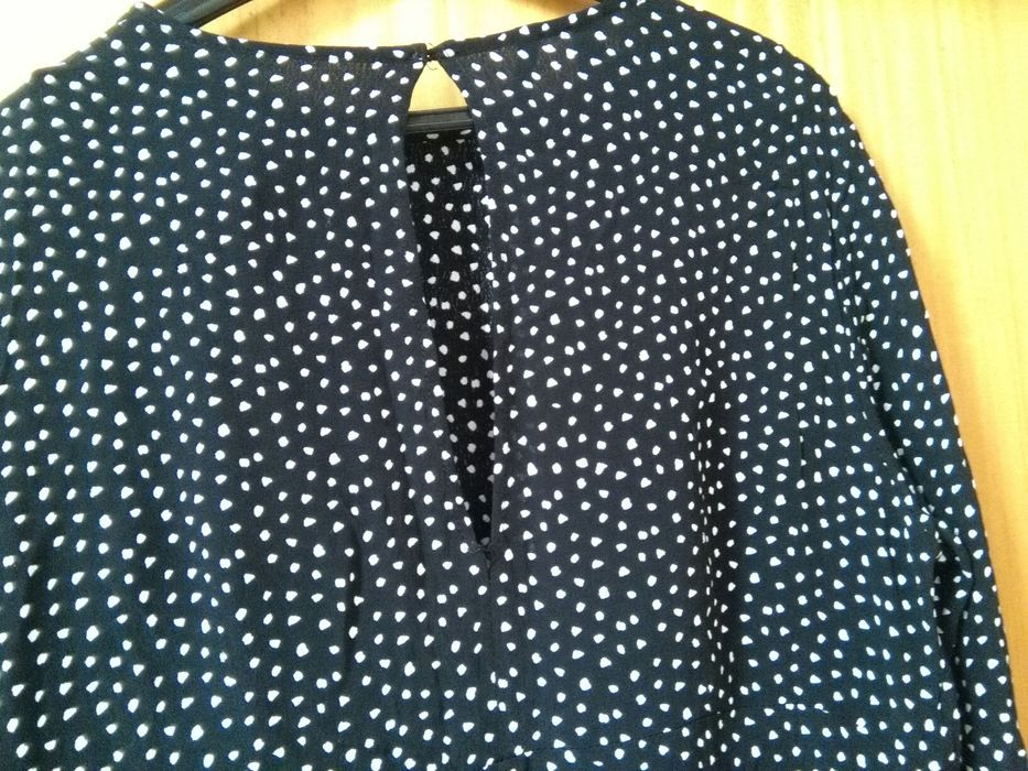 Vestido preto e branco e azul com flores vermelhas e vermelho