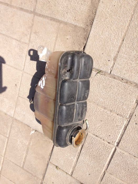 Расширительный бачёк и крышка бачка Мерседес