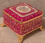 Piękna szkatułka metalowa w emalii ze złoceniami w stylu Faberge.