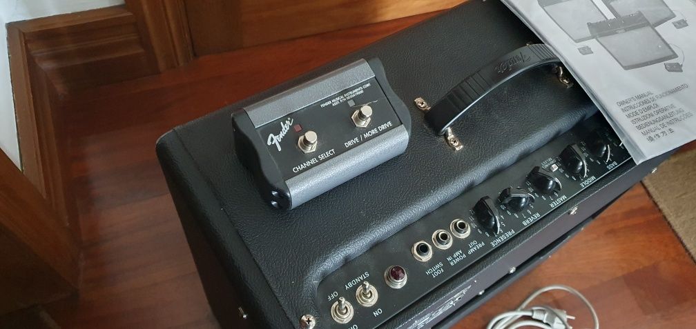 Fender Hot Rod Deville 410 III - 4x10 de 60W + Capa + Footswitch