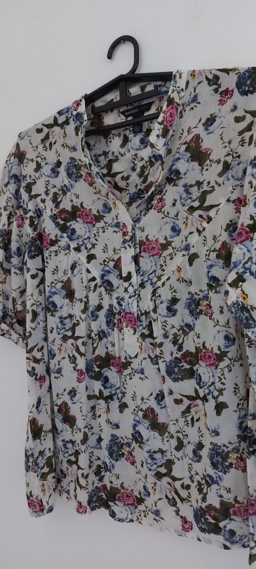 Blusa com motivos florais da Mango