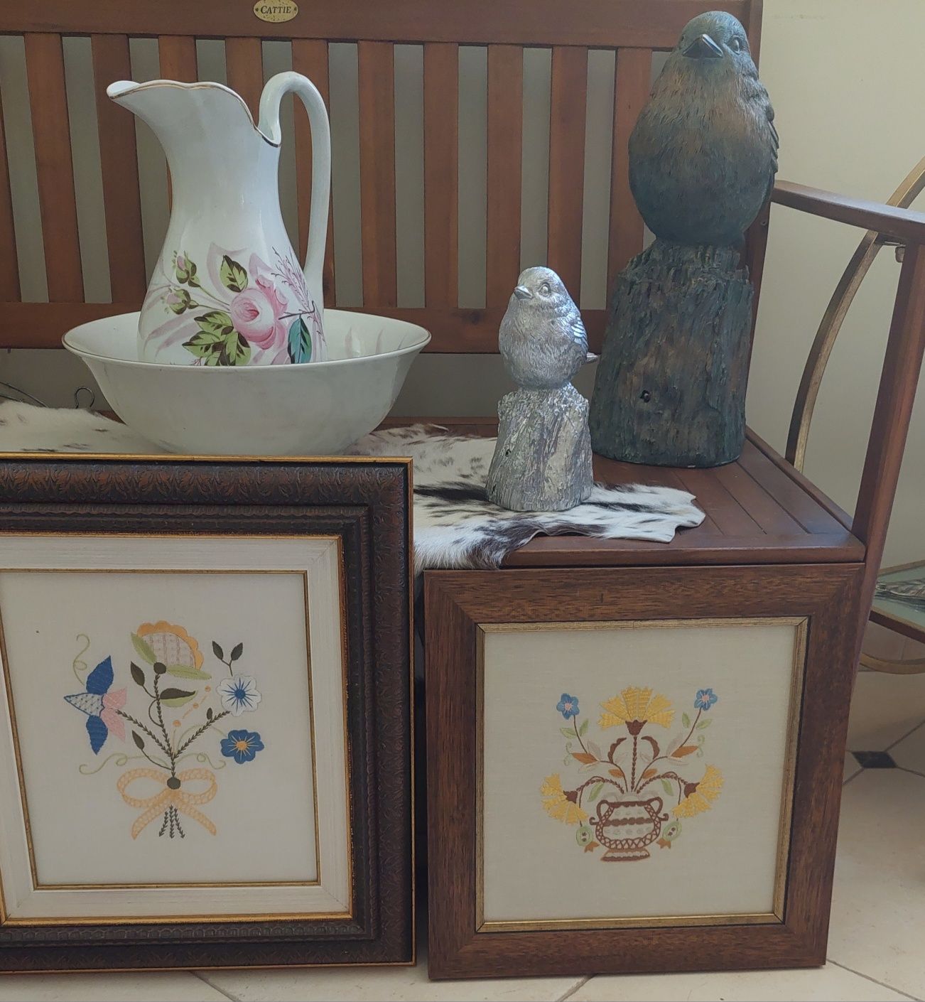 Quadros com molduras bordado de Castelo Branco