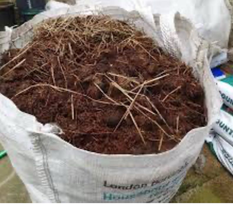 Конский навоз с опилками для удобрения
