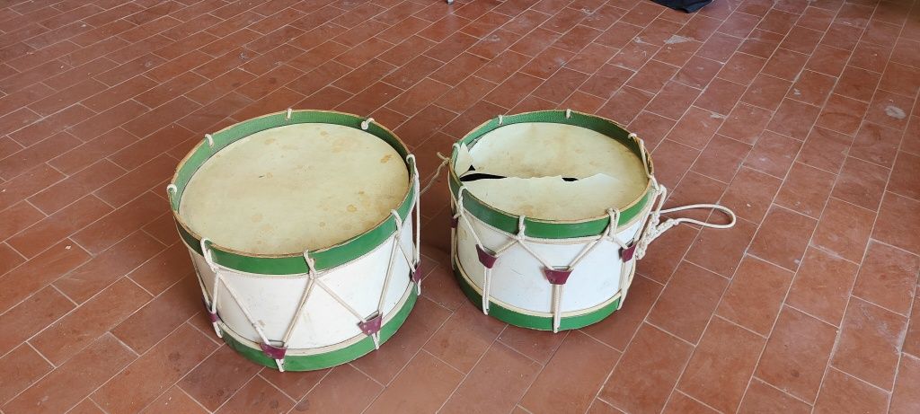 Tambores com fita á Tira-colo