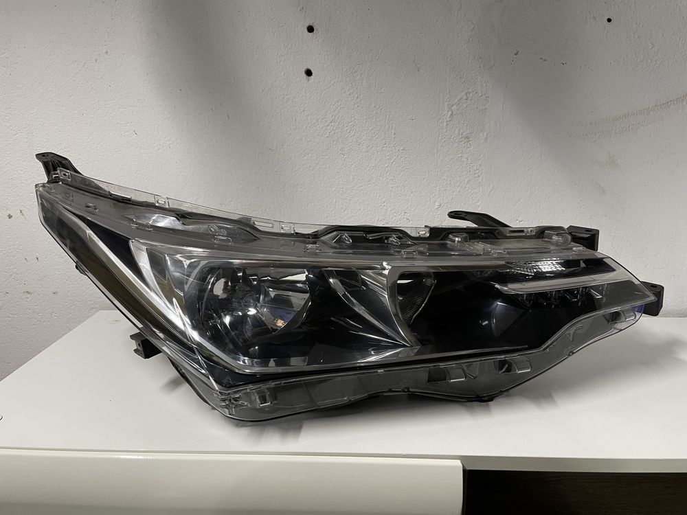 Lampa przód Prawa Toyota Corolla E-16 E-17 2016 EU