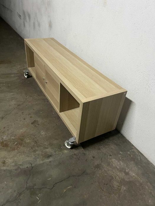 Movel TV ikea com portas e rodas