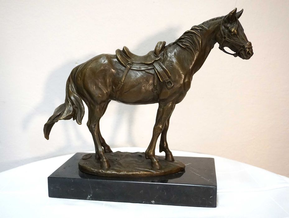 FIGURA z brązu koń z siodłem