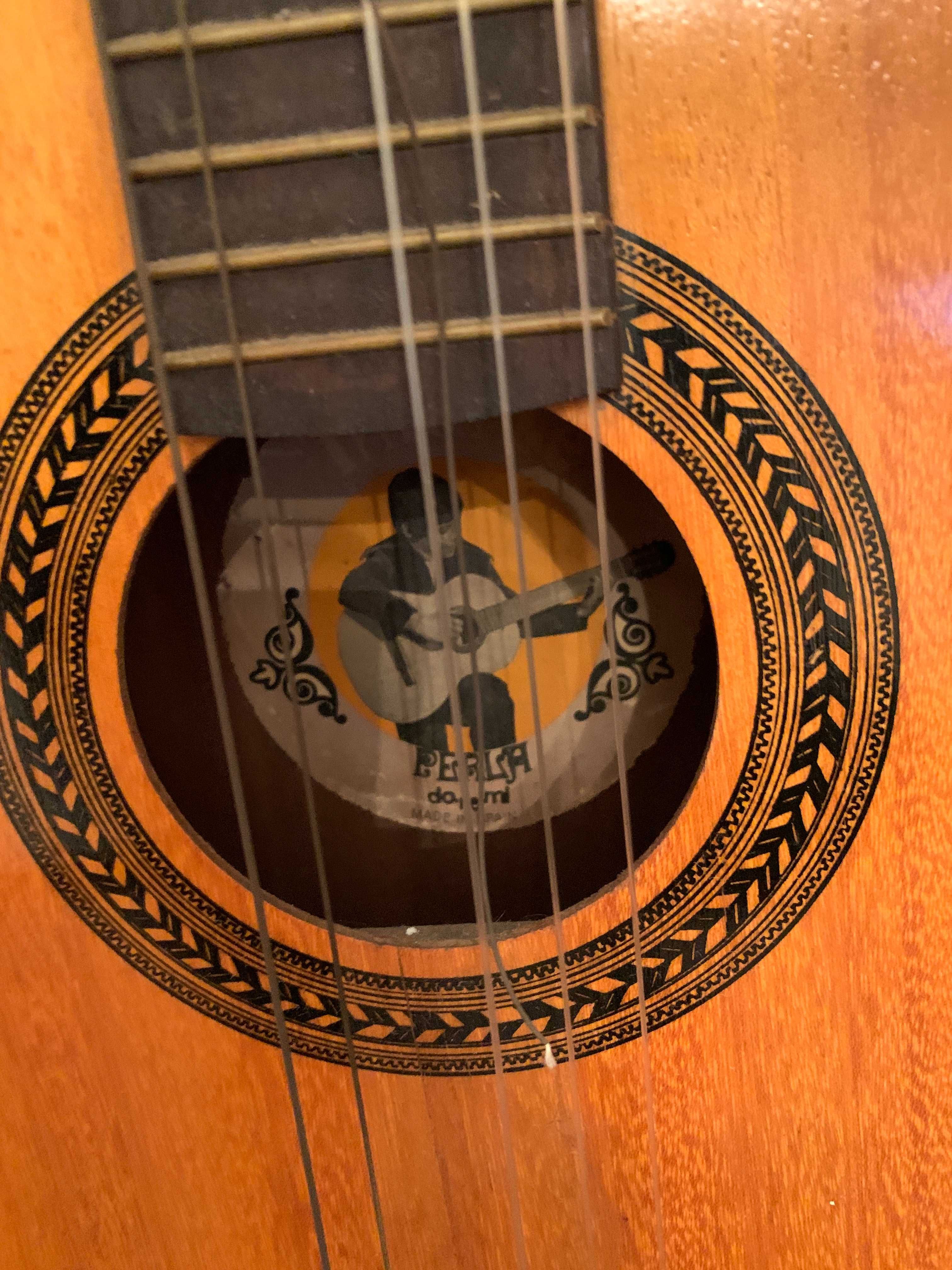 Guitarra antiga em madeira