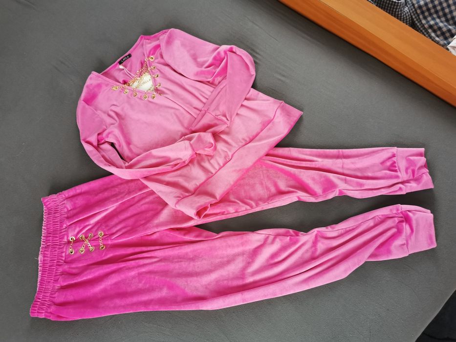 Piękny Welurowy dres z łańcuszkiem zlotym