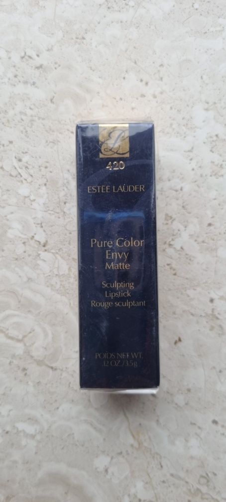Pomadka Pomadka Envy Matte marki Estée Lauder kolor stronger nr 420