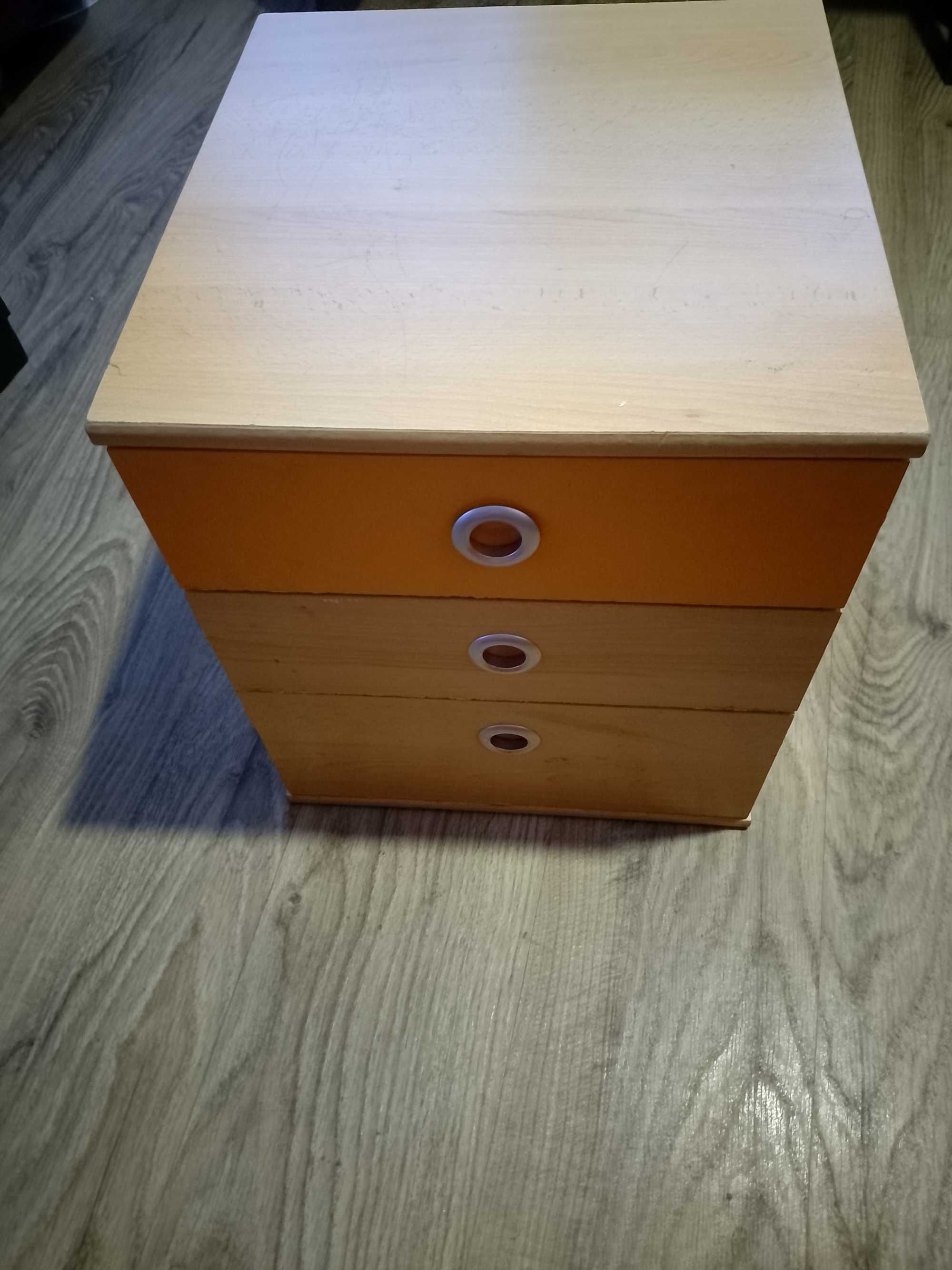 Mesa cabeceira com 3 gavetas em bom estado