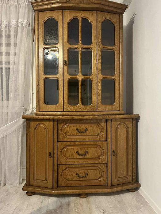 Drewniana witryna w stylu klasycznym