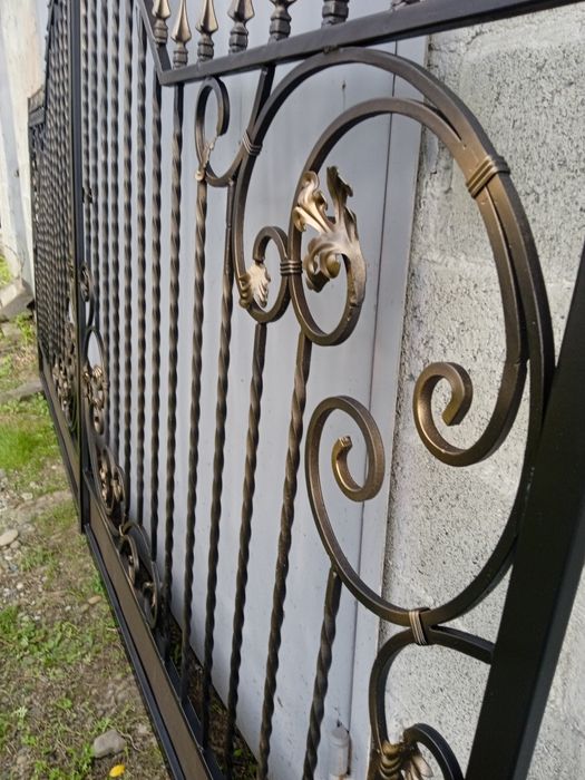 Продам нову браму для вашої оселі разом з завісами  колір чорний мат,,