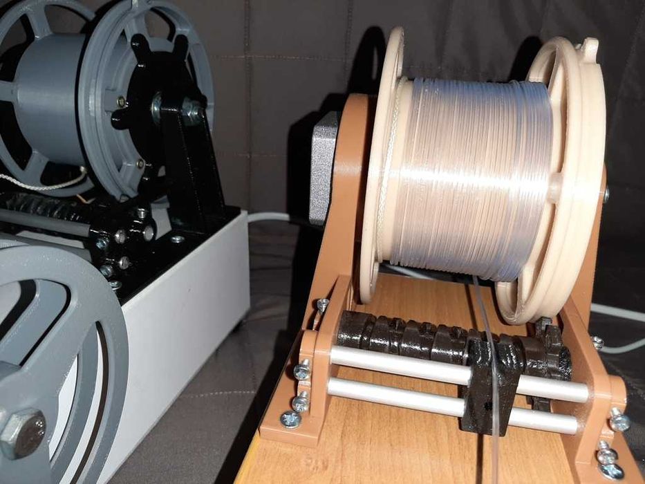 Станок виготовляє філамент на 3Dпринтер. Безкоштовний пластик з пляшок