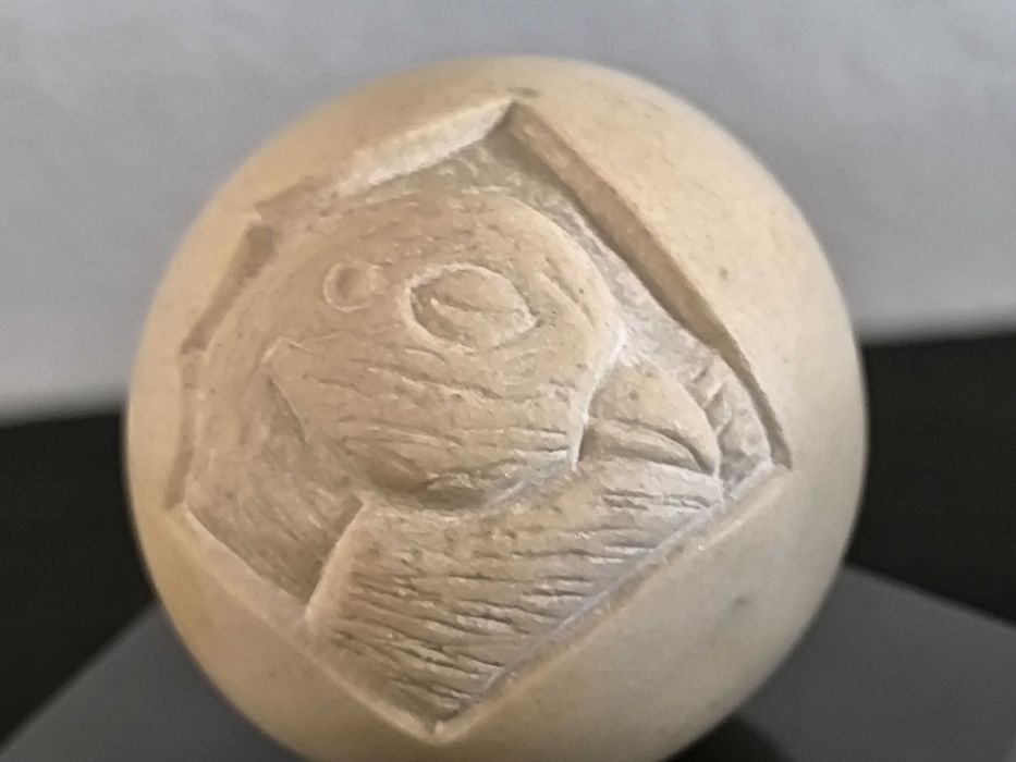 Escultura vintage de um ovo esculpido em mármore com um passarinho