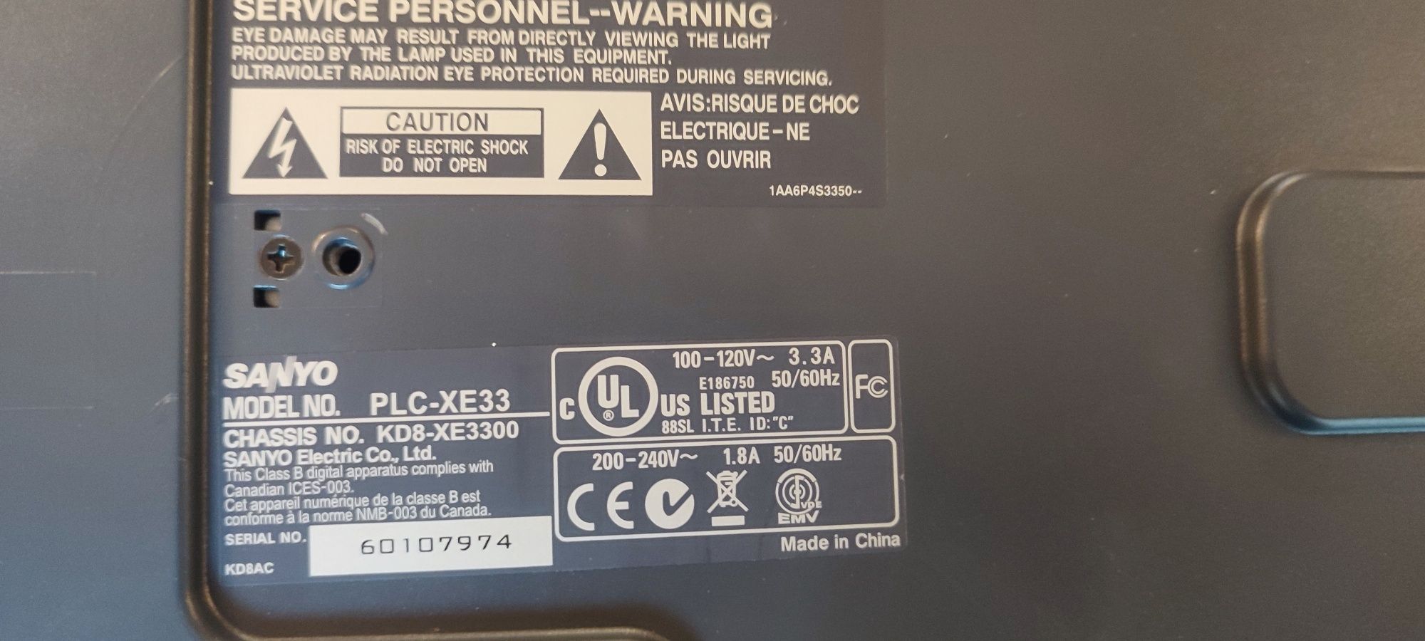 Rzutnik, projektor Sanyo PLC-XE33 mało używany 
* Kabel VGA