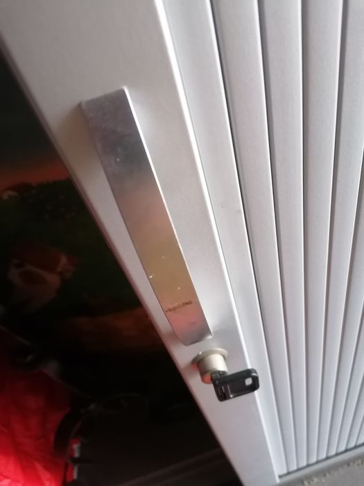 Jeden szafki biurowe