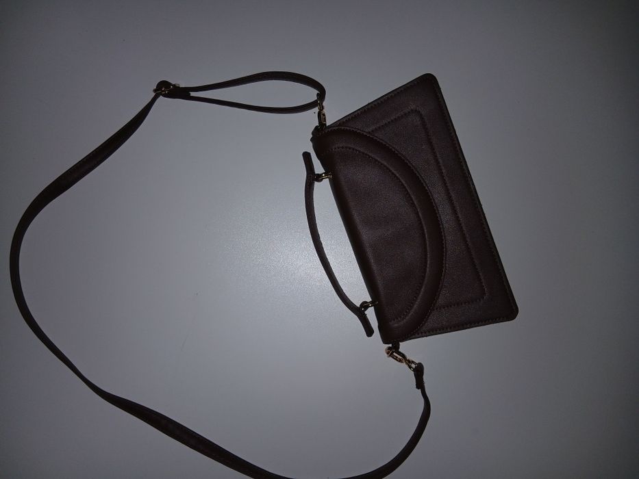 Коричнева сумка фірми Primark.