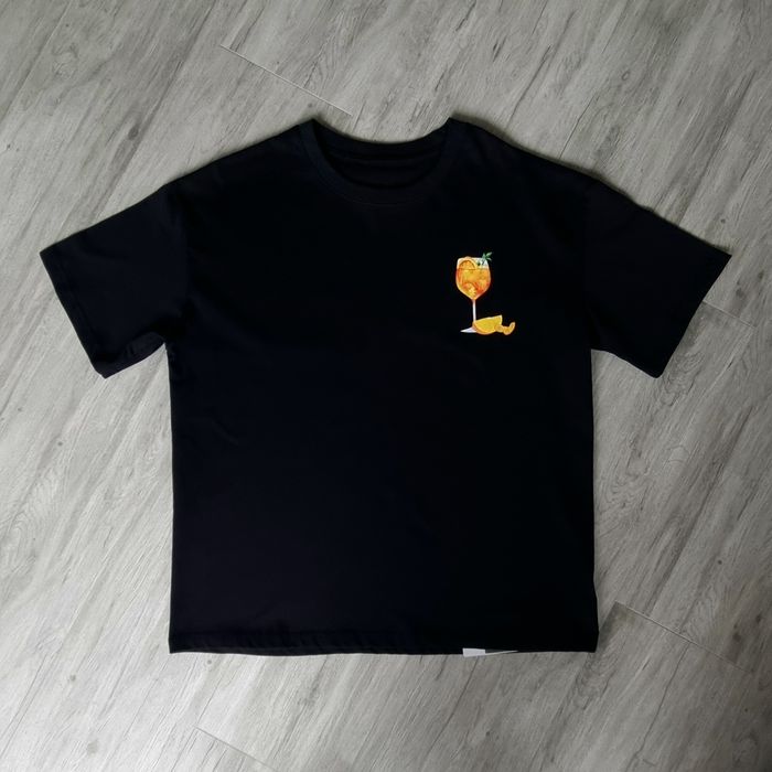 Стильна унісекс-оверсайз чорна футболка з принтом "Aperol Spritz"