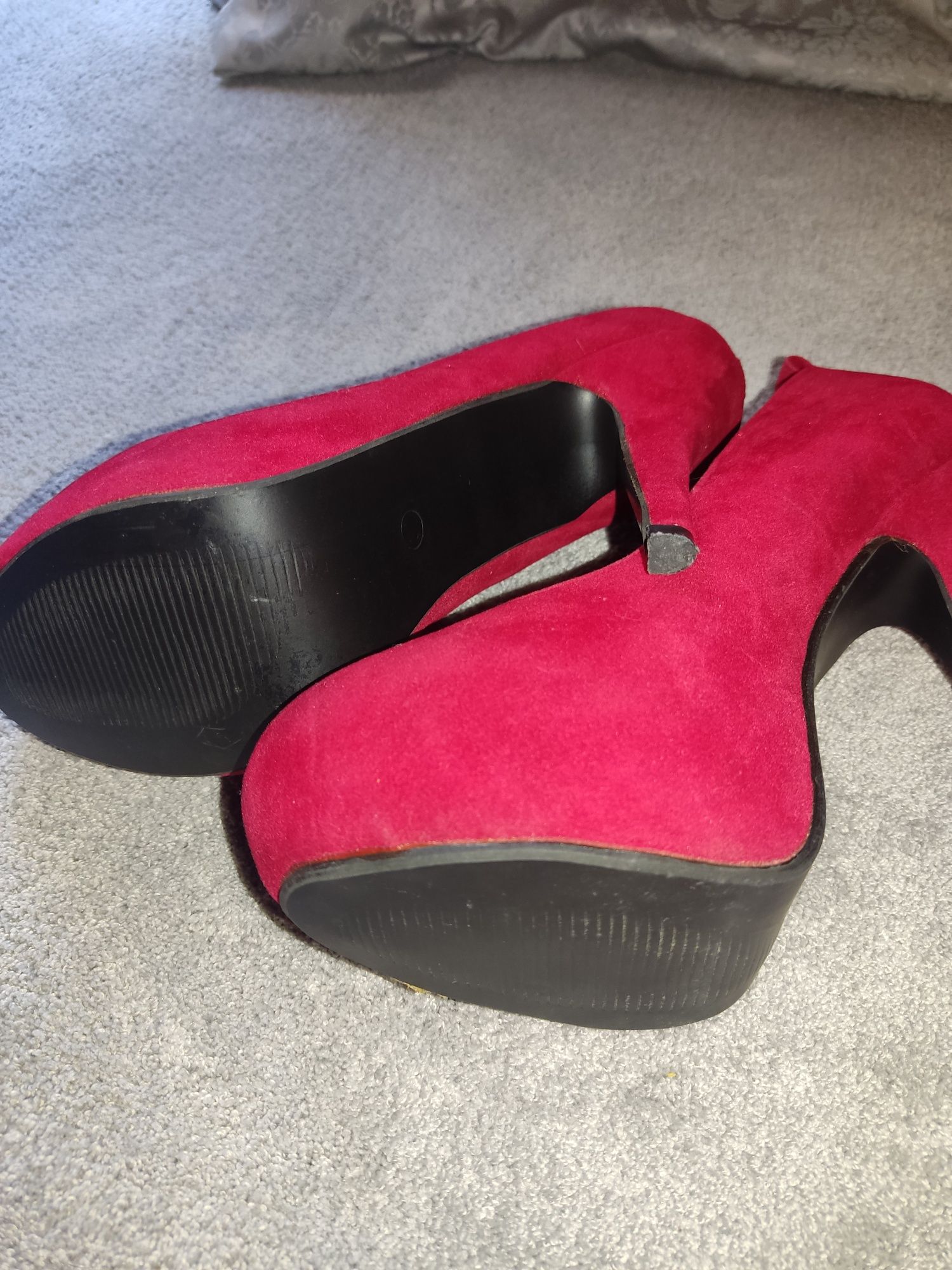 Sapatos salto alto vermelhos