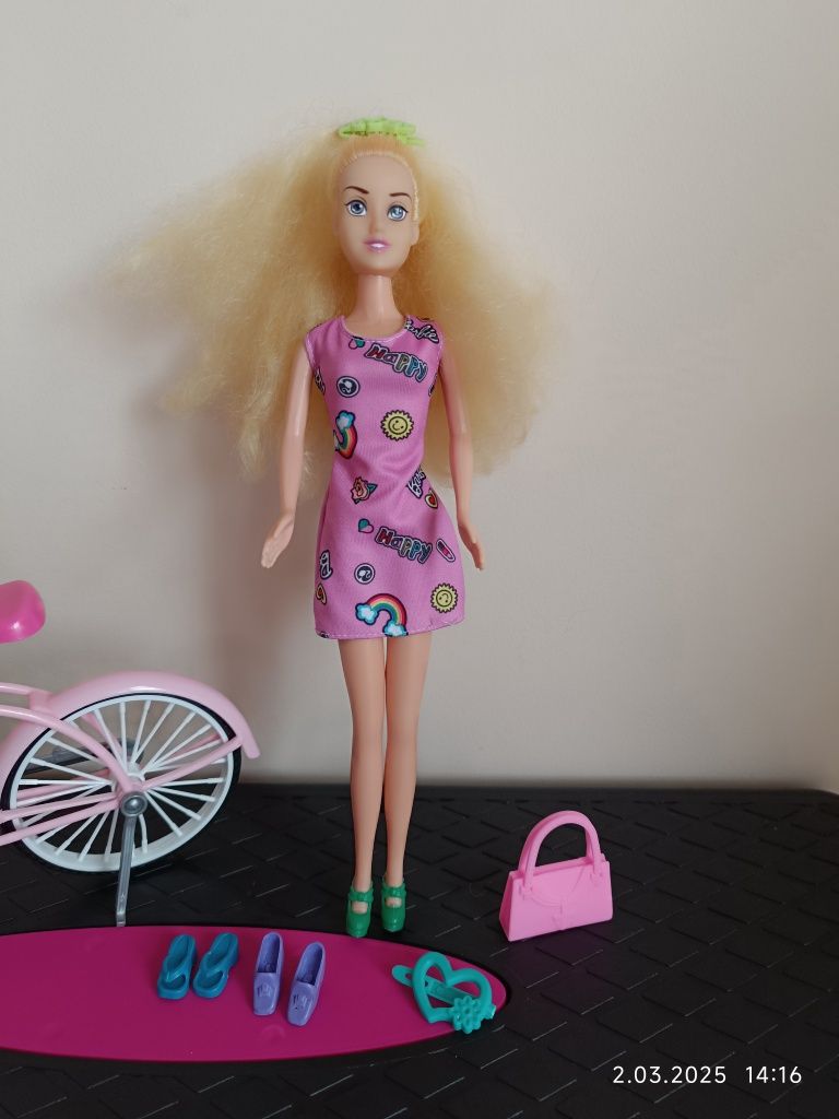 Lalka Barbie na rowerze