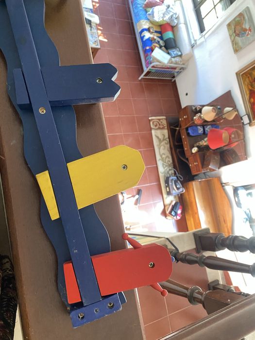 Cabide em madeira pintada para crianca