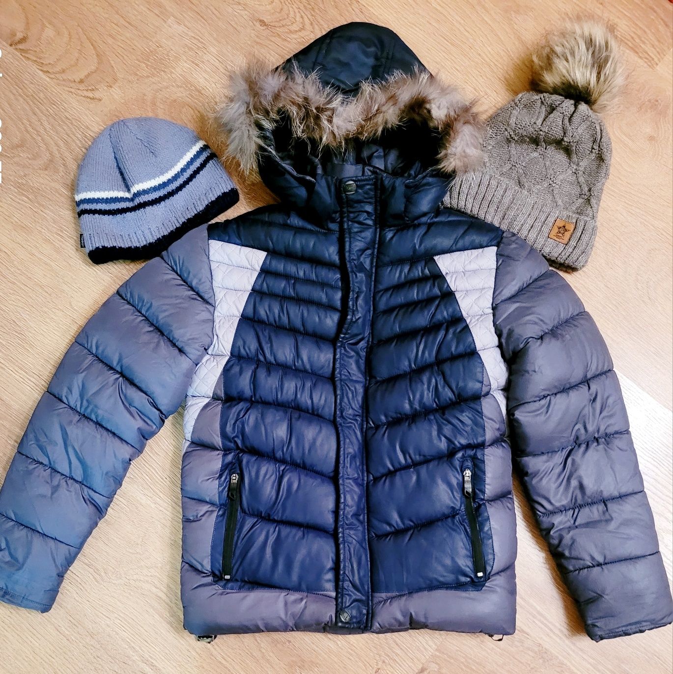 Продам теплу зимову куртку на хлопчика + у подарунок дві шапки