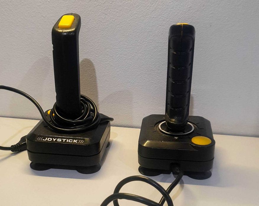 2 x Joysticki Amiga Commodore ? stan nieznany