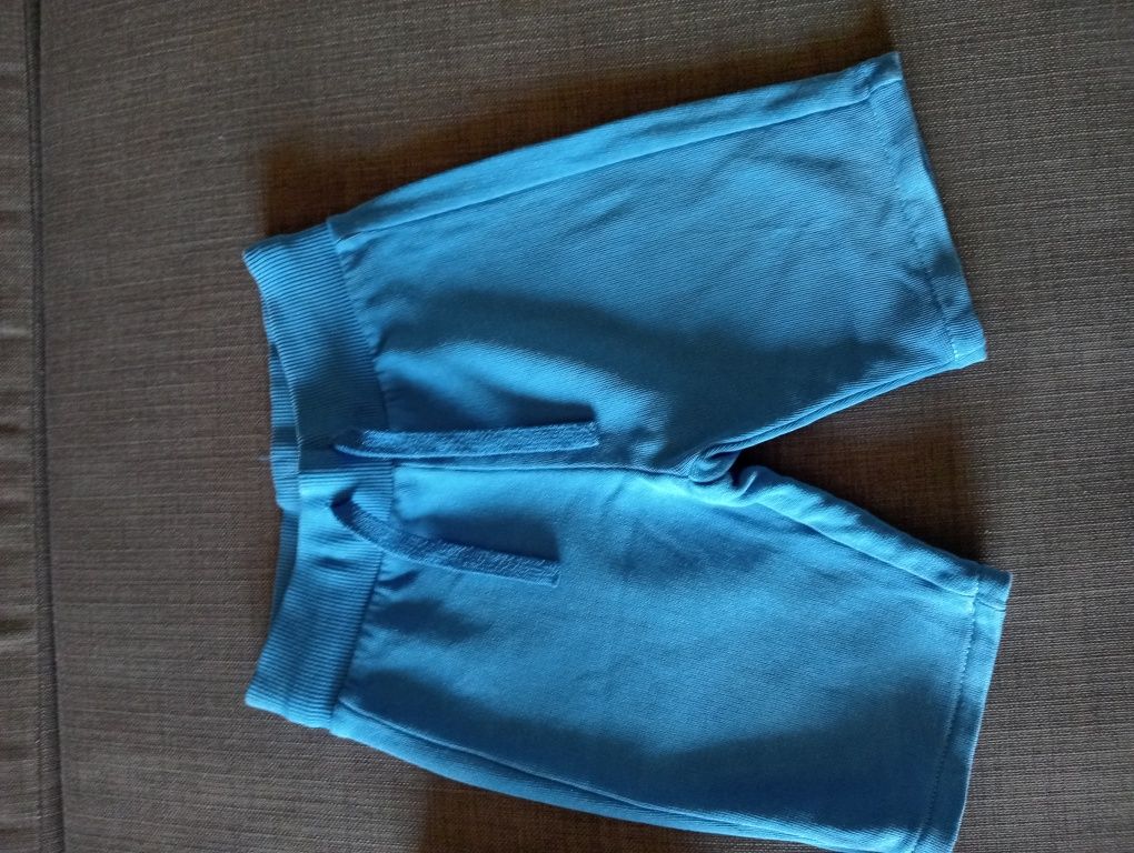 Calções e 2 t-shirts tamanho 3/4 anos