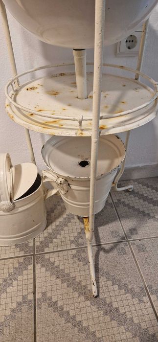 Lavatório antigo com várias peças