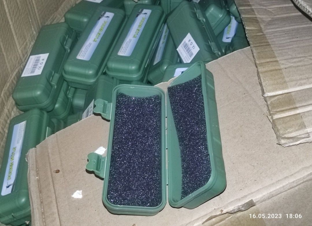 Пусті пластикові коробки, зеленого кольору