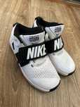 Adidasy Nike 31.5