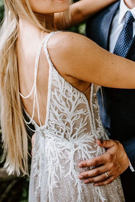 Suknia ślubna Lady in White 2022 brokatowa wycięte plecy + naszyjnik