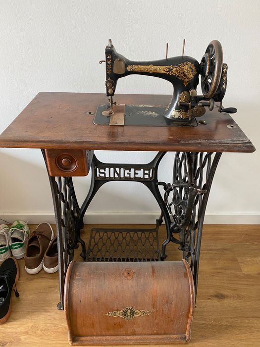 Máquina Singer de 1898 com todos os elementos originais