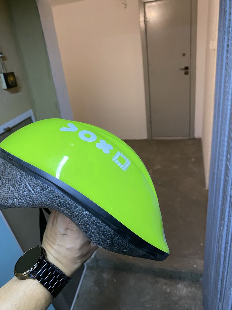 Kask rowerowy zółtozielony.