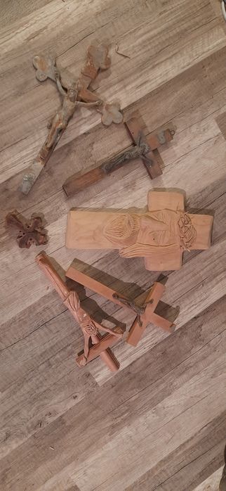 Zestaw starych krzyży