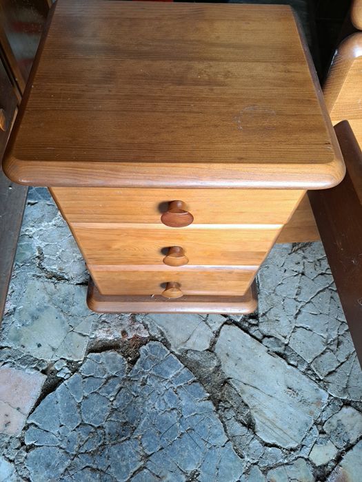 Cama, mesa cabeceira, prateleira e cadeira para quarto