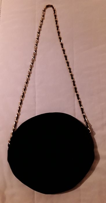 Mala preta em veludo com corrente dourada, Strass