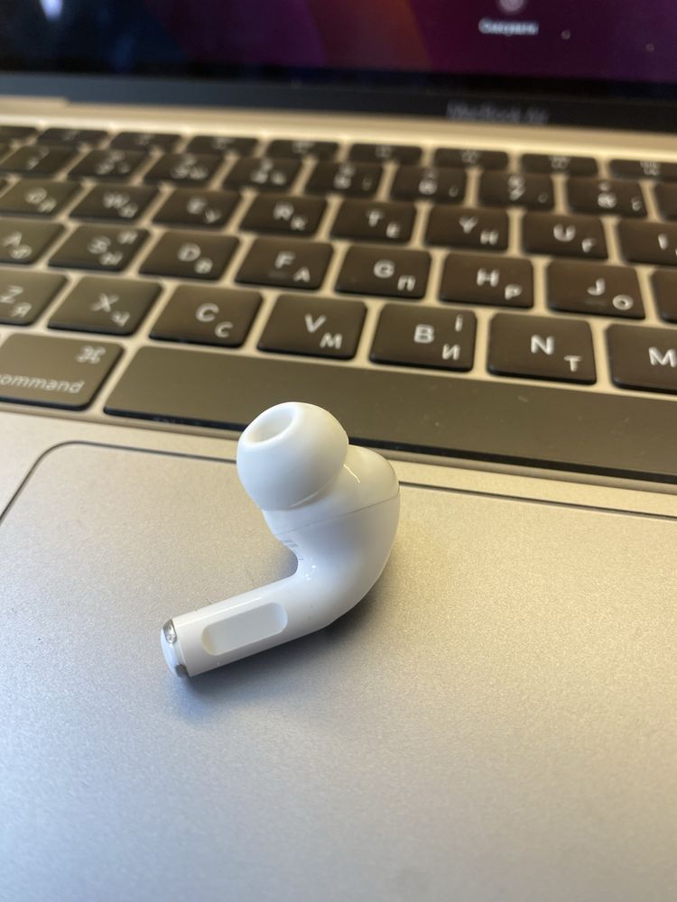 Продам лівий навушник повністью робочий airpods pro 1