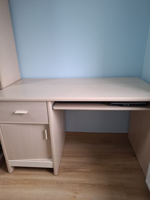 Komplet mebli; komoda, regał, biurko, łóżko