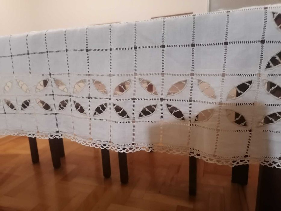 Obrus biały haftowany