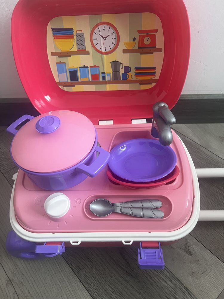Іграшкова кухня у валізі