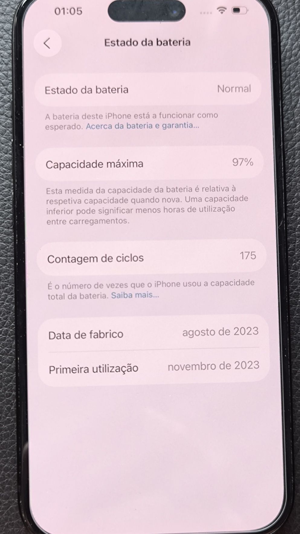 iPhone 15 preto en titânio